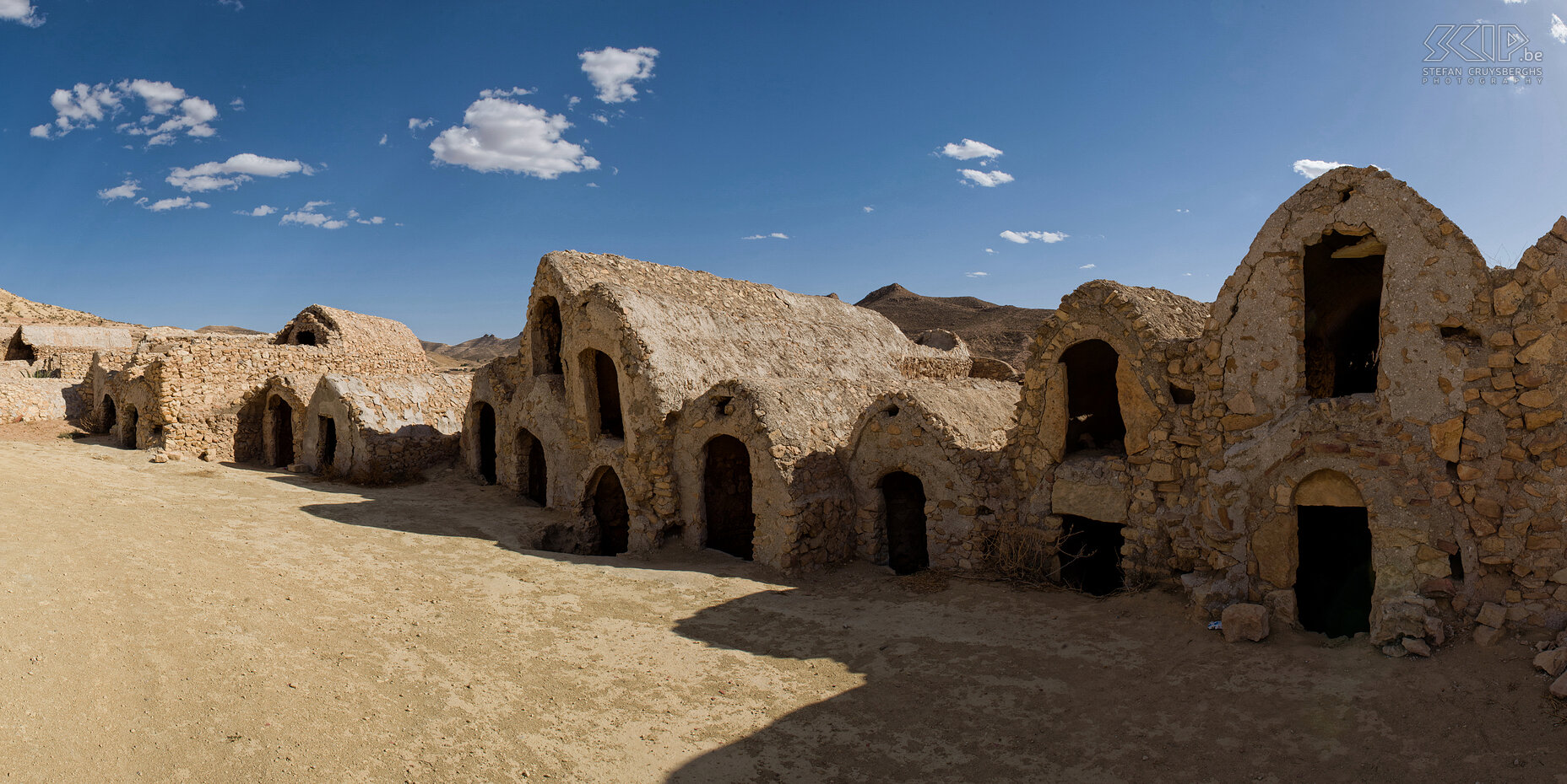 Ksar Hallouf Ksar Hallouf is een zeer impressionante locatie op een heuveltop nabij de kleine oase Haddej. De ghorfas zijn slechts 2 verdiepingen hoog maar de binnenkoer is immens groot. Een ghorfa is een netwerk van kamers die gebruikt werden om graan en palm en dadel olie te bewaren.  Stefan Cruysberghs